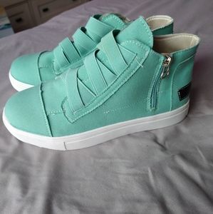 Mint side zip high tops sz 7